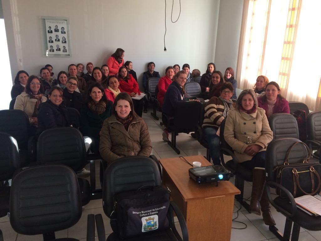 Profissionais da Educação participam de cursos de capacitação em Chapadão do Lageado