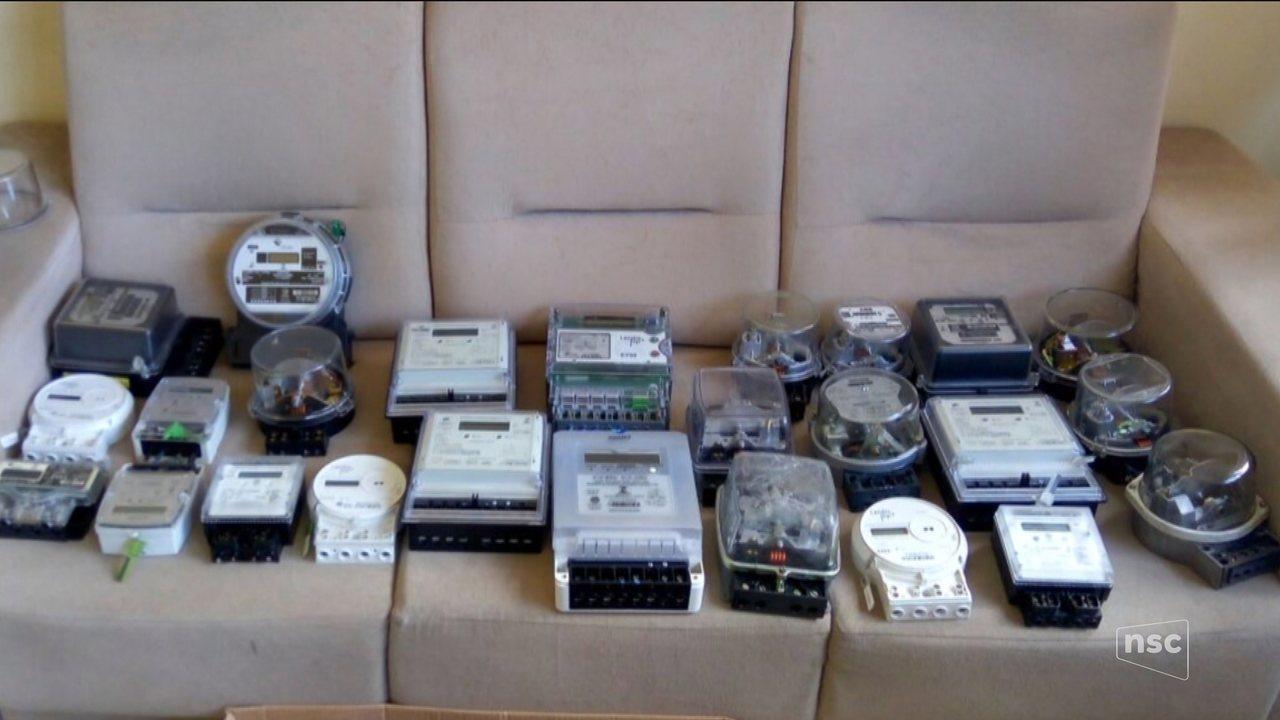 Quadrilha investigada por fraudes em medidores de energia elétrica em Chapecó fez trabalhos na região do Alto Vale do Itajaí