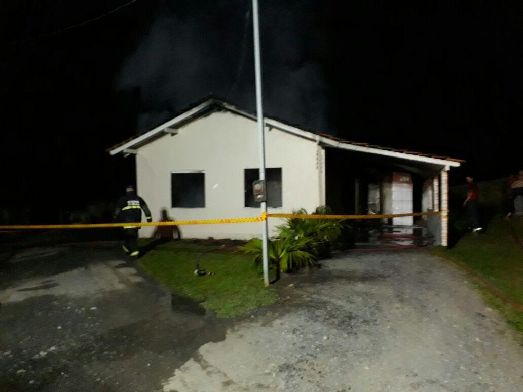 Residência é destruída pelo fogo em Imbuia  