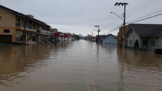 Rio do Oeste determina toque de recolher em função de enchente 