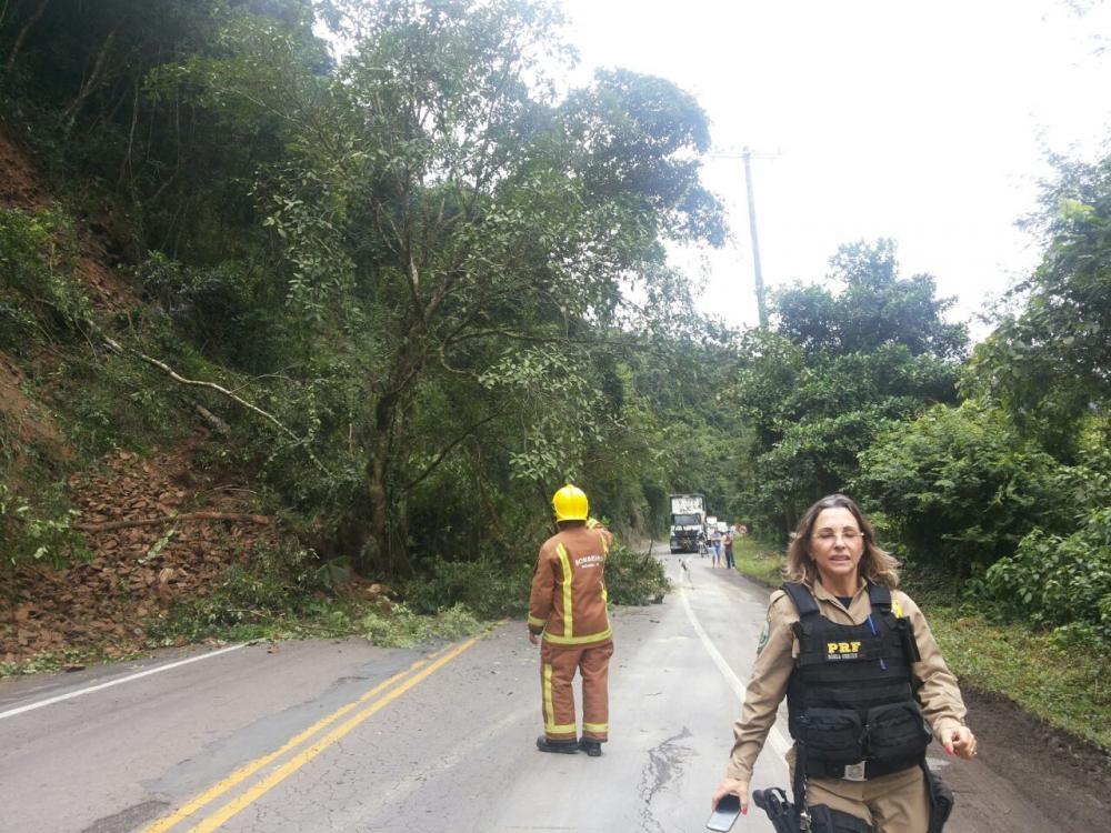 Rodovia no Alto Vale continua interrompida