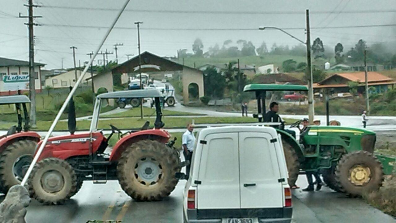 Rodovia SC-110 é bloqueada no Trevo de Imbuia