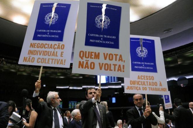 Sob protestos, Câmara aprova texto-base do projeto de lei da reforma trabalhista
