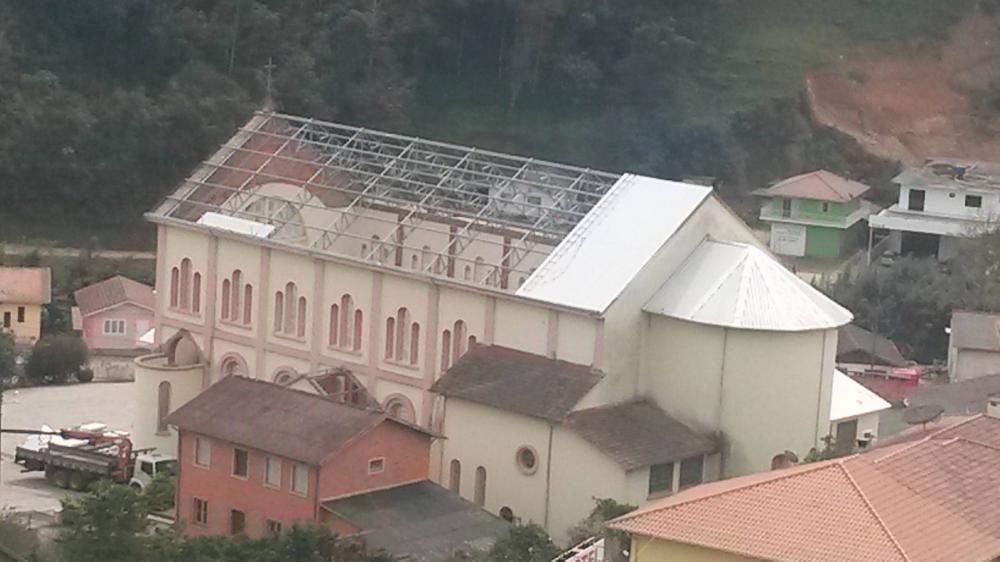 Telhado da Igreja de Alfredo Wagner é reconstruído