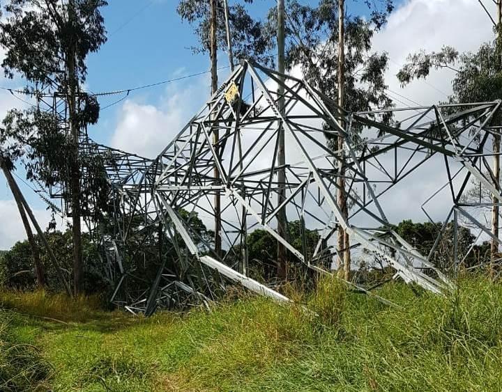 Torre de energia elétrica é derrubada no Alto Vale