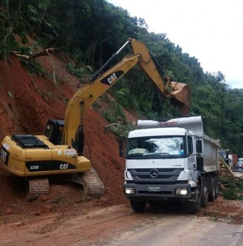 Trânsito flui de forma precária no km 114 da BR-470, em Ibirama
