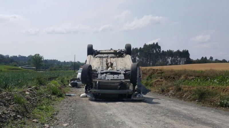 Veículo capota e bate em poste no interior de Atalanta 