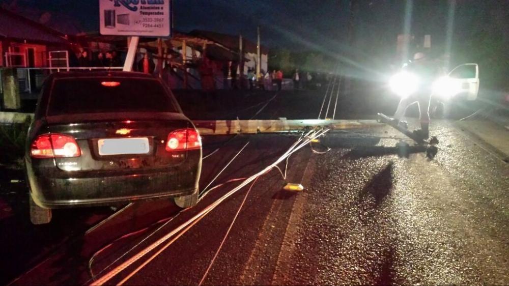 Veículo colide em poste em Ituporanga