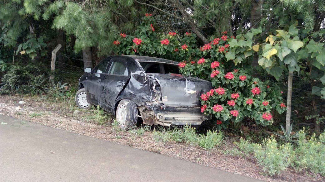 Veículo sai de pista e se choca contra árvore na SC-110 em Ituporanga 