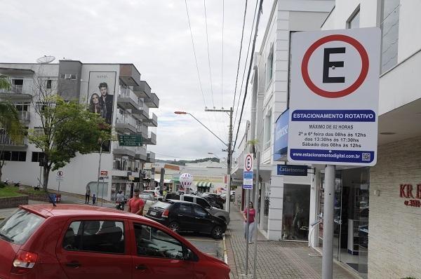 Vereador quer ressarcimento a usuários que ficaram com créditos do estacionamento rotativo de Ituporanga