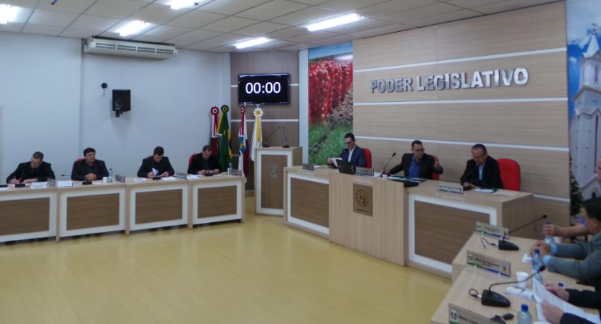 Vereadores de Ituporanga solicitam que seja regulado o tempo de passagem em semáforo no Centro do município