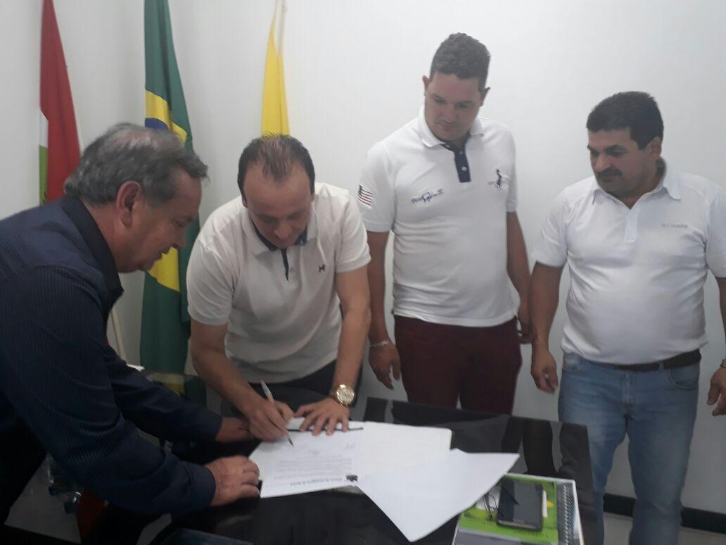 Xandão é empossado novo prefeito de Aurora