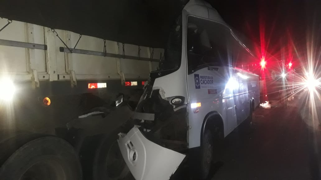 Nove pessoas ficam feridas em colisão entre ônibus e carreta na BR-282 em Alfredo Wagner