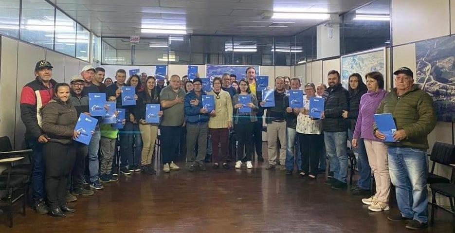 Novo grupo do Reurb em Alfredo Wagner recebe escrituras do terreno
