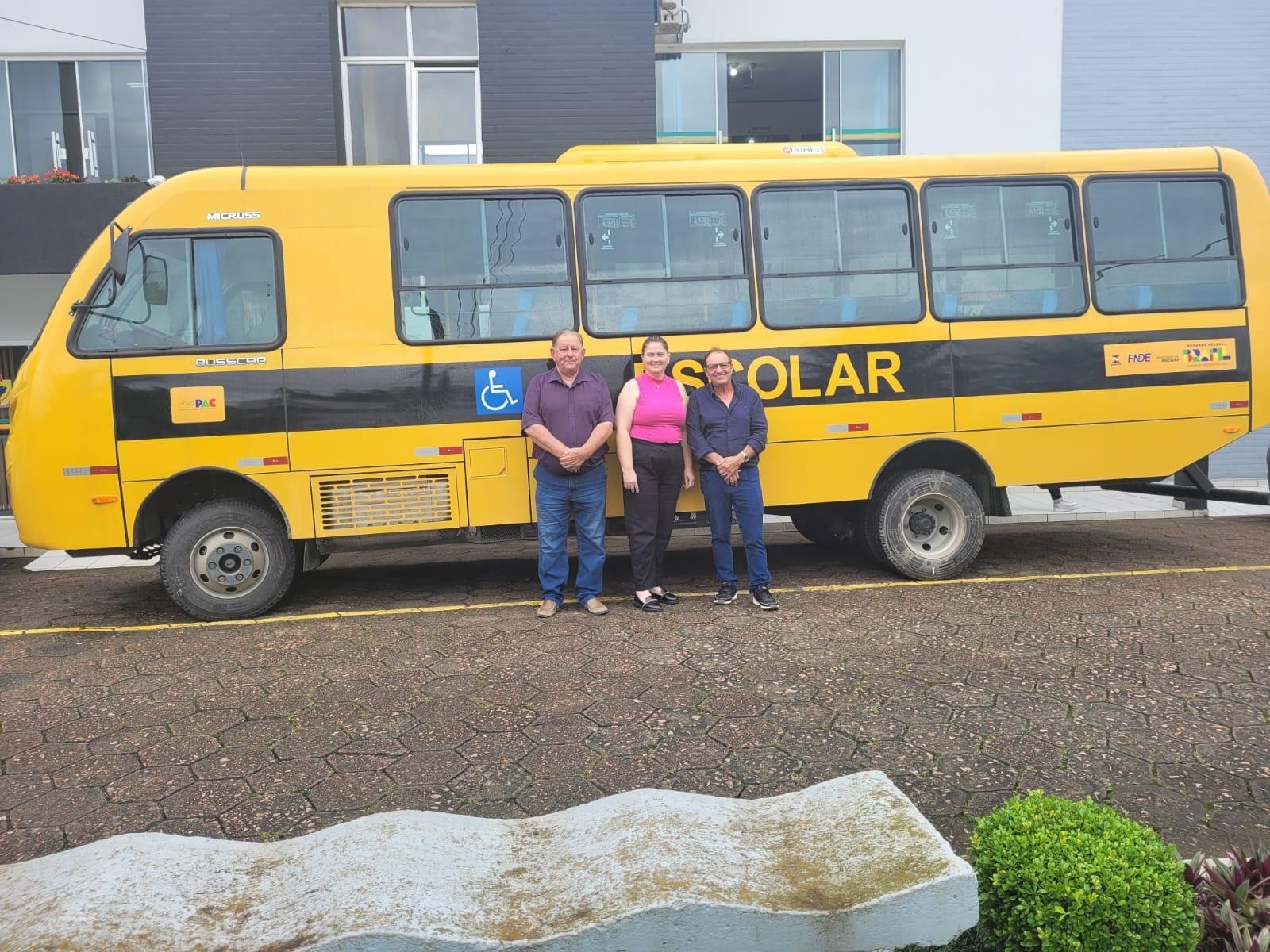 Novo ônibus reforça a frota escolar em Petrolândia 