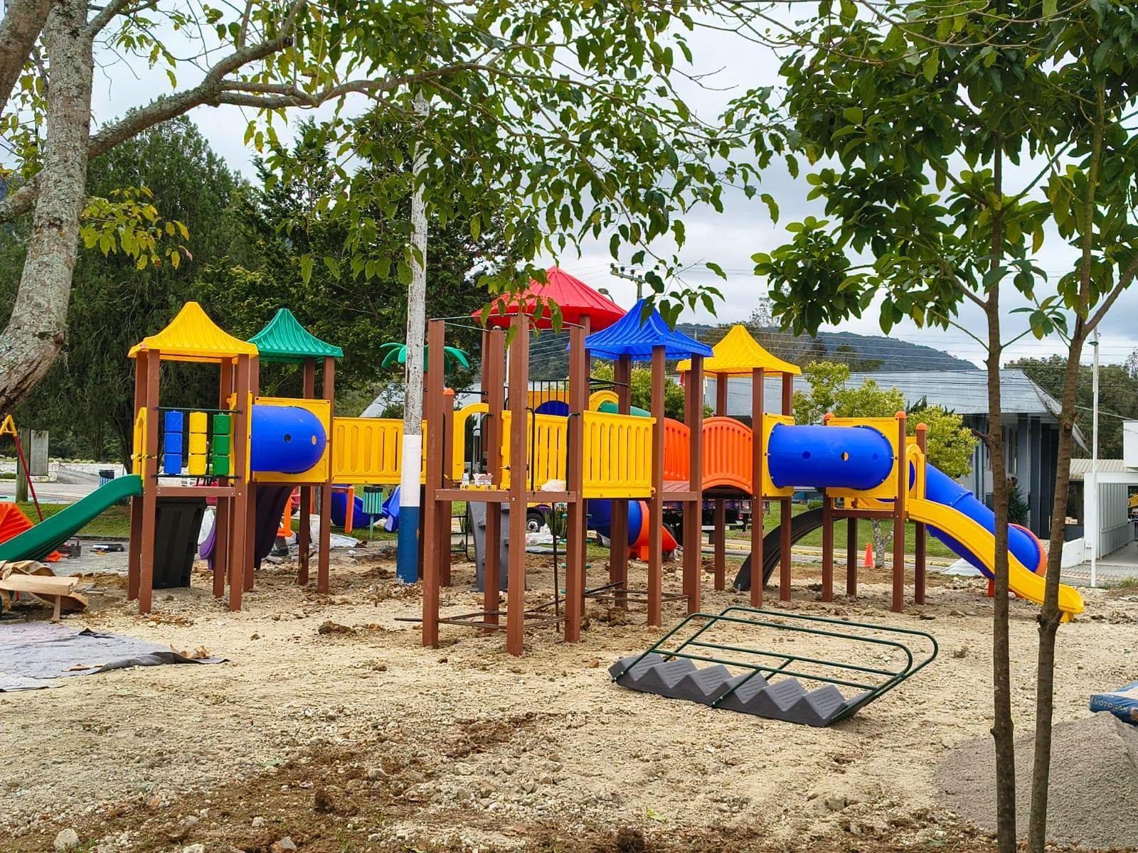 Novo playground é instalado em frente à Prefeitura de Presidente Nereu