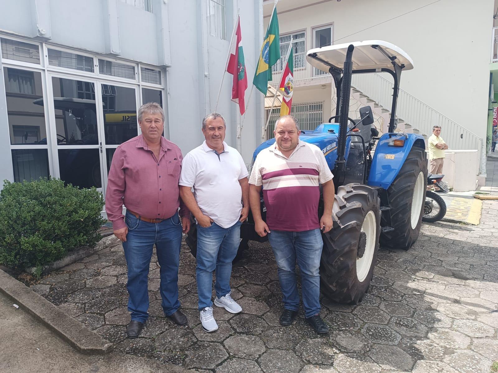 Novo trator passa a integrar o maquinário do município de Alfredo Wagner