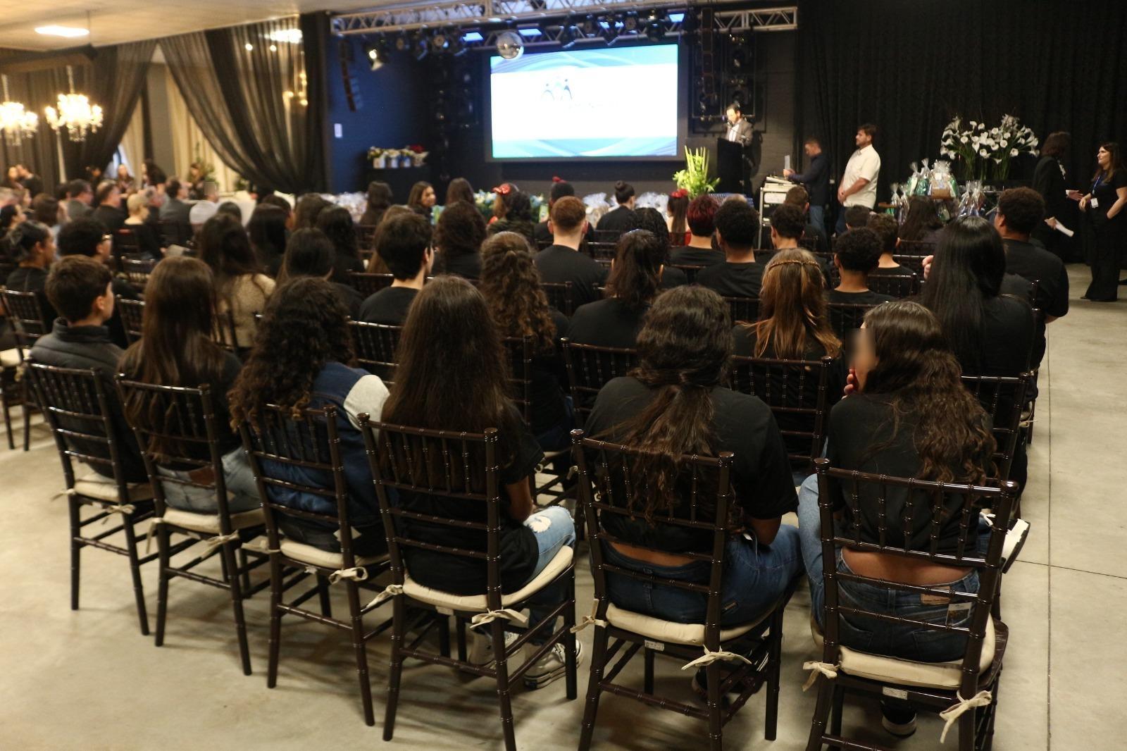 Novos Caminhos reúne 53 adolescentes em cerimônia em Rio do Sul