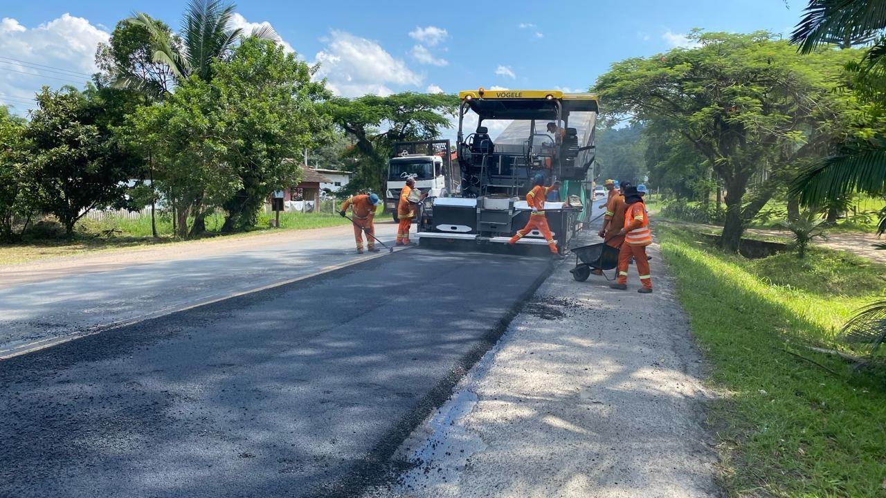 Obra de restauração da BR-470 deixa o trânsito em Pare e Siga em Indaial