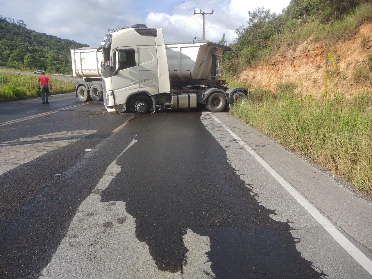 Óleo na pista mobiliza bombeiros em Vidal Ramos