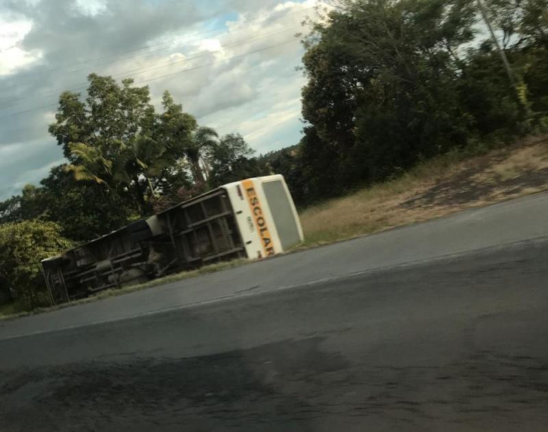 Ônibus com 23 crianças sai da pista e tomba na BR-470, no Alto Vale do Itajaí