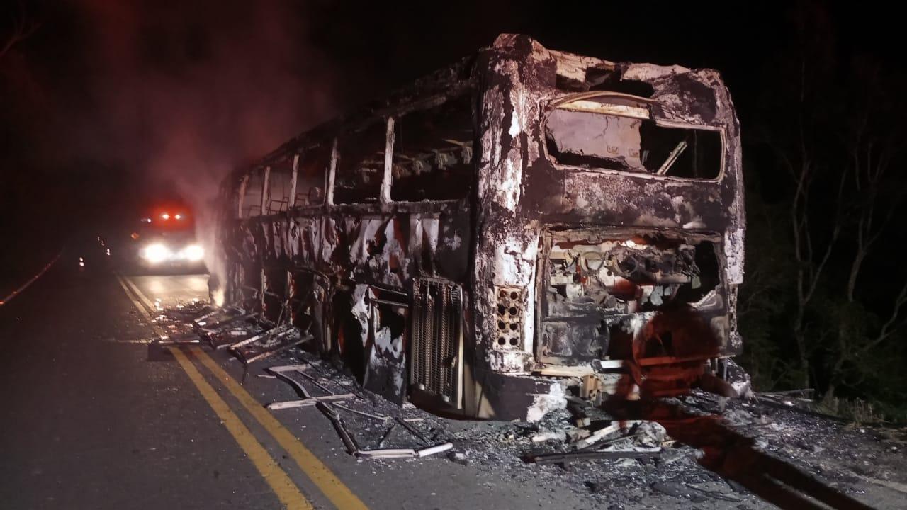 Ônibus é consumido por incêndio na SC-350 entre Ituporanga e Alfredo Wagner