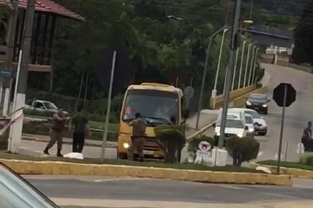 Ônibus é interceptado pela polícia em Ibirama após manobras perigosas 