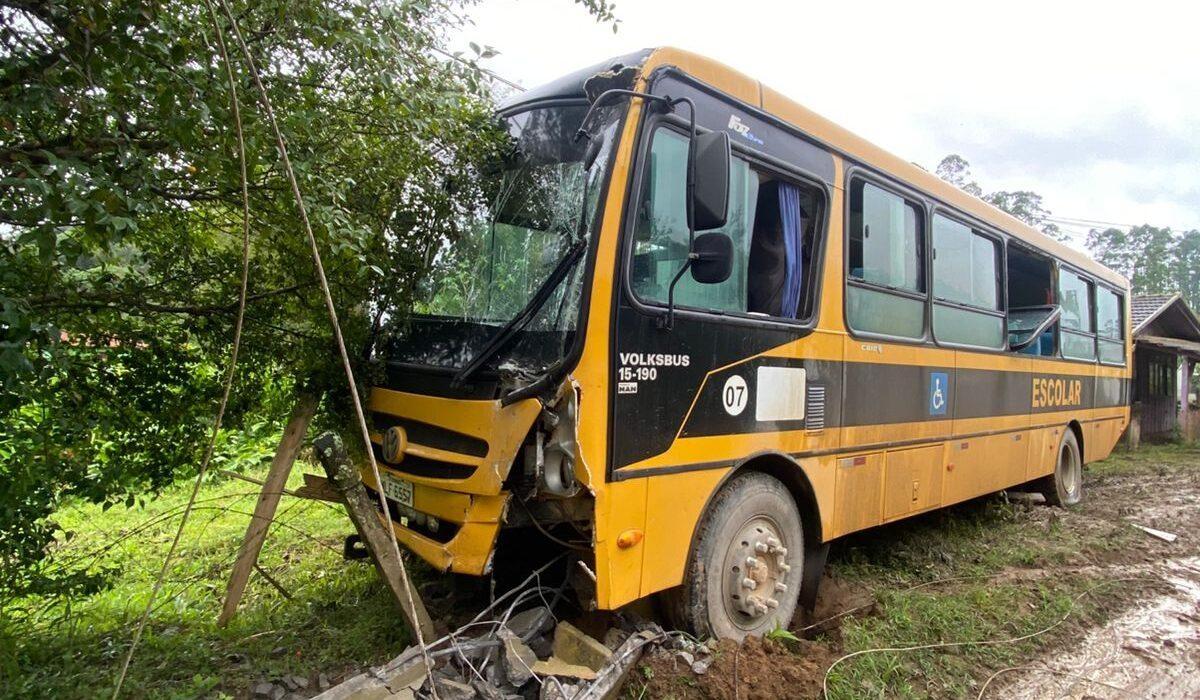 Ônibus escolar colide em poste e deixa motorista ferido