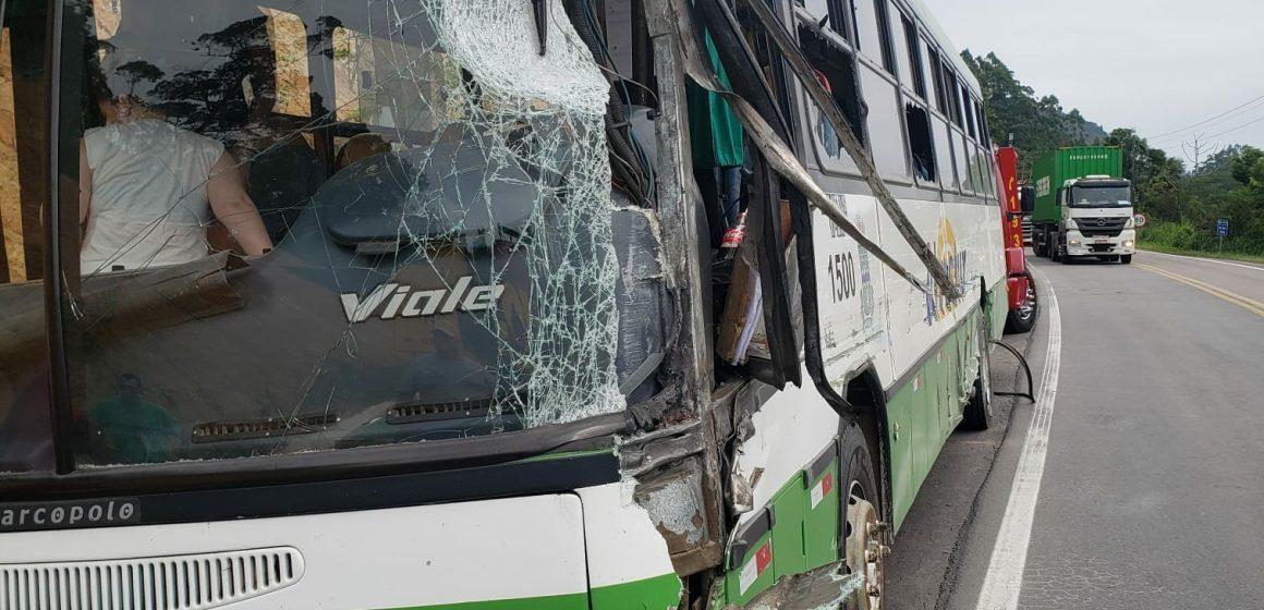 Ônibus escolar se envolve em acidente com caminhão na BR-470 em Apiúna