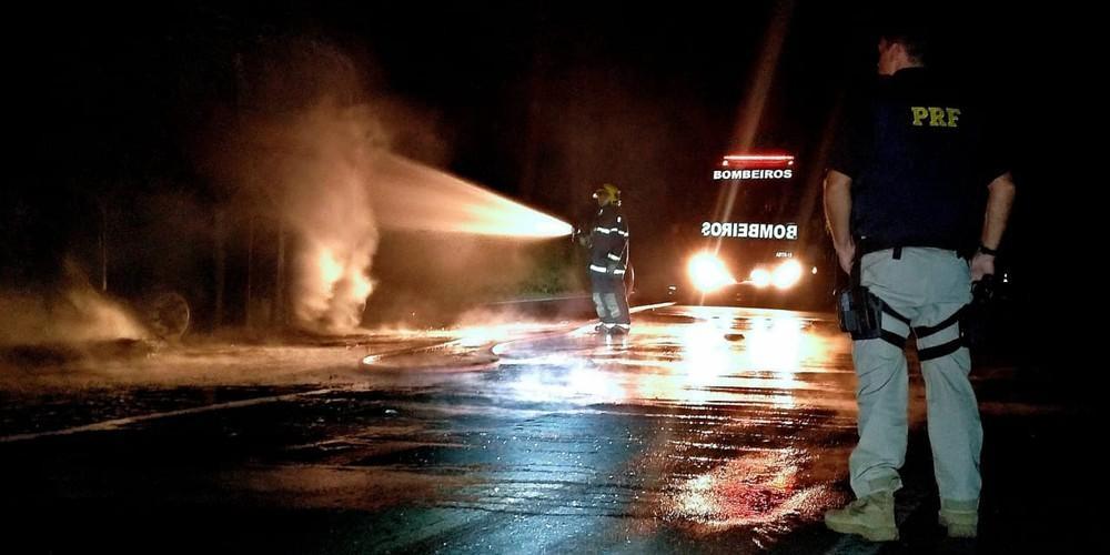 Ônibus fica destruído por incêndio na BR-282, em Vargem Bonita