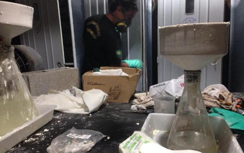 Operação prende empresário e engenheiro químico por fabricação de drogas sintéticas em SC