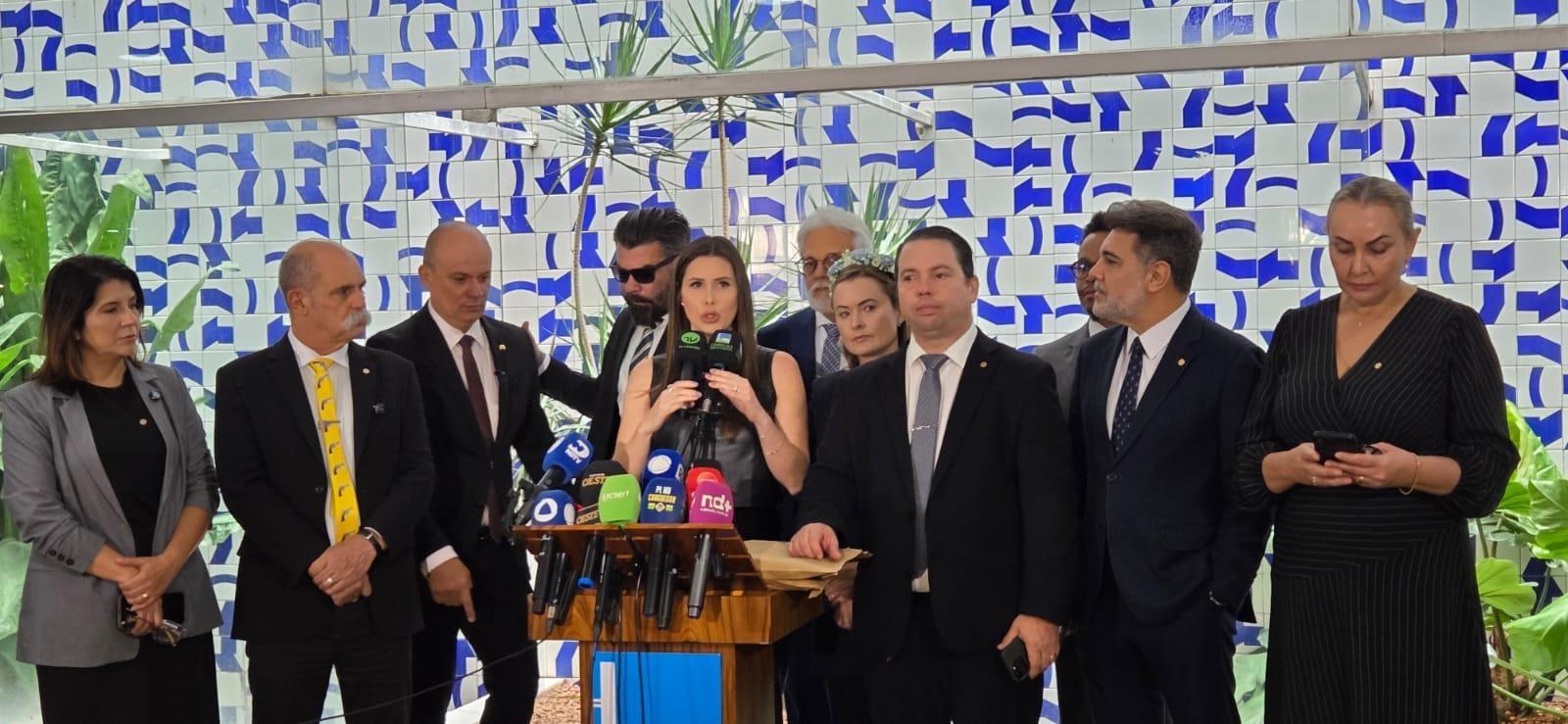 Oposição protocola pedido de impeachment contra 16 ministros no STF