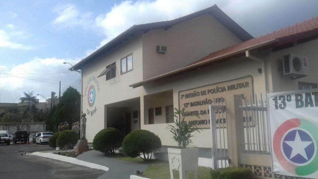 Pai é preso após brigar com a filha tendo pastel de camarão como pivô 