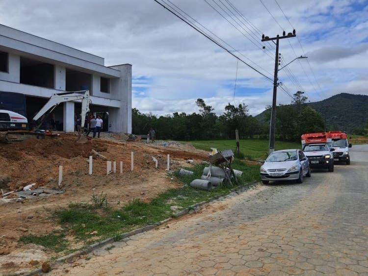 Pai esmaga filho contra trator em acidente durante obra em Santo Amaro da Imperatriz