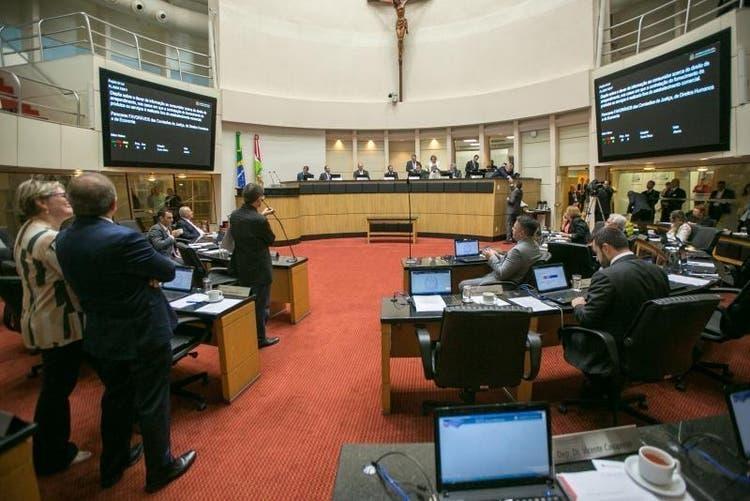 Parcelamento de IPVA em 12 vezes é aprovado pelos deputados estaduais de SC