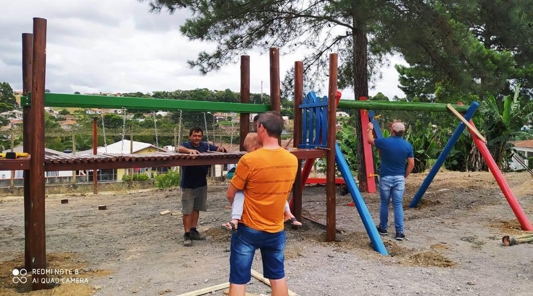 Parque infantil começa a ser instalado no bairro Jardim Tarumã em Imbuia