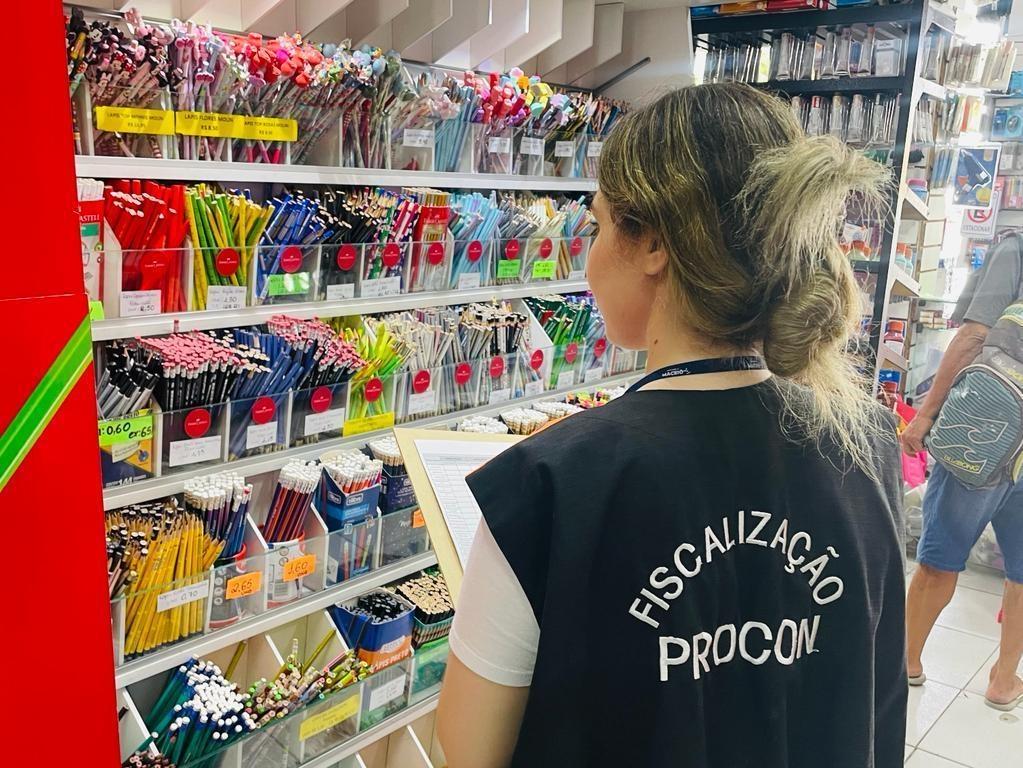 Passado as festas de final de ano a preocupação agora é com o material escolar