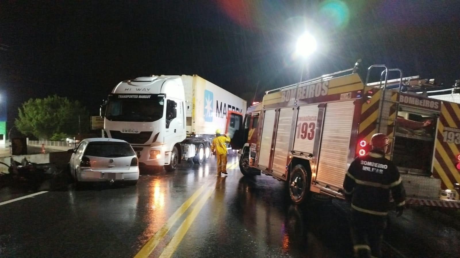 Passageiro fica preso às ferragens após colisão entre carro e carreta no Alto Vale