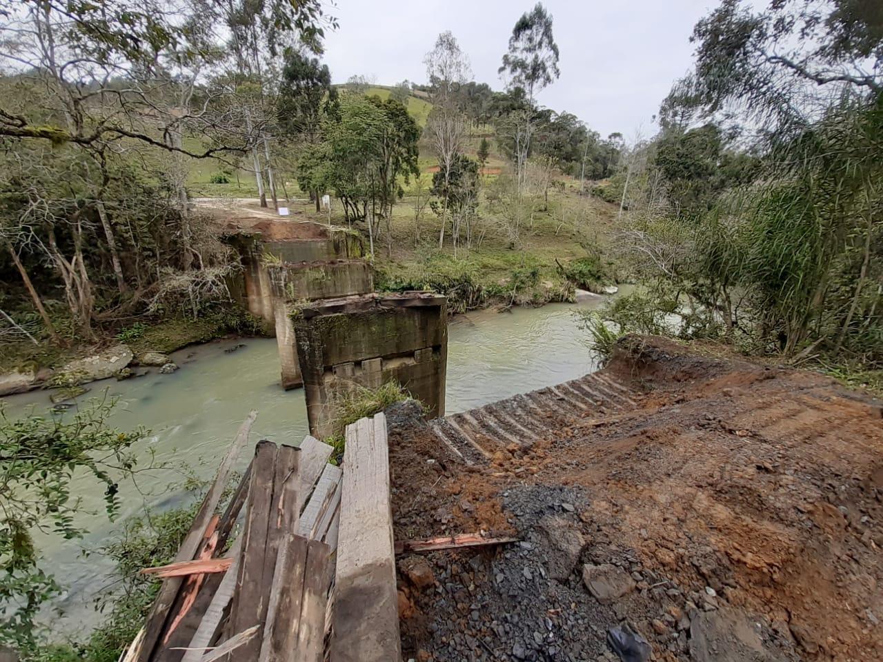 Passagem de Chapadão do Lageado para Alfredo Wagner pela ponte do Rio do Meio está completamente interrompida