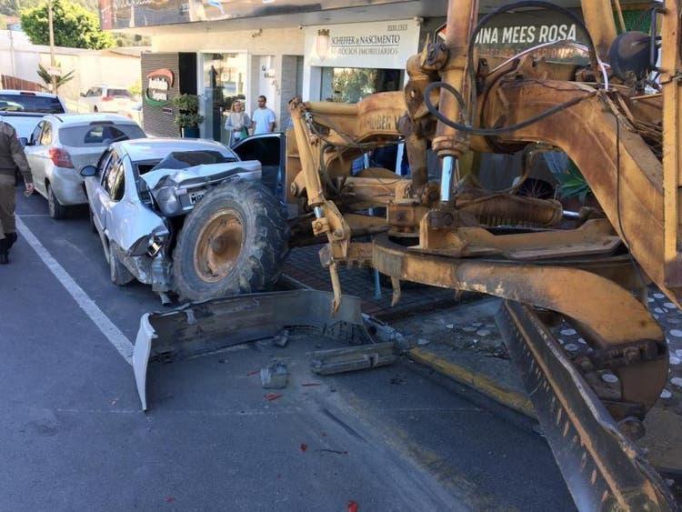 Patrola atinge carros estacionados em rua no Centro de Ituporanga