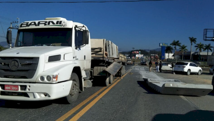 Peças de concreto caem de carreta na BR-470