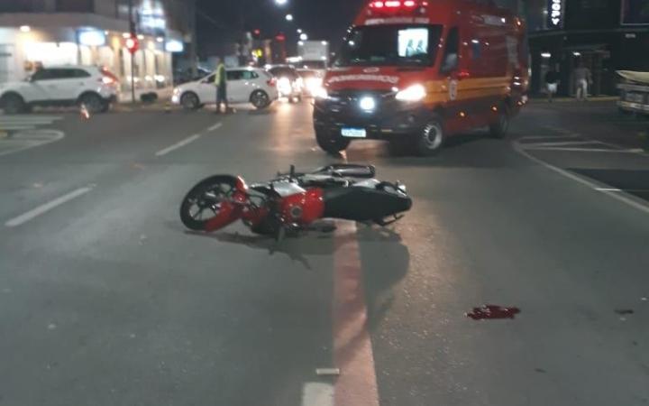 Pedestre tem TCE após ser atropelado por moto 