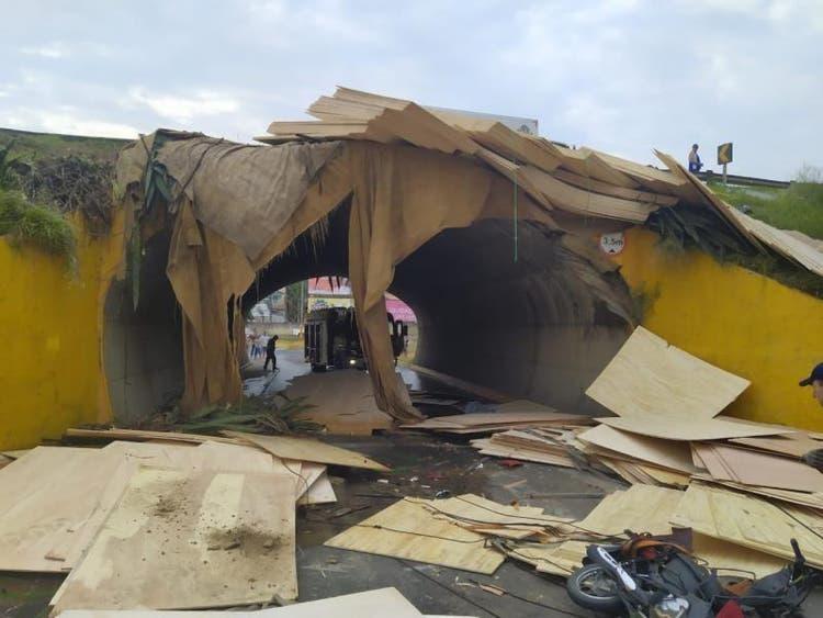 Pedestres morrem após serem atingidos por caminhão que caiu de viaduto na BR-470, em Rio do Sul