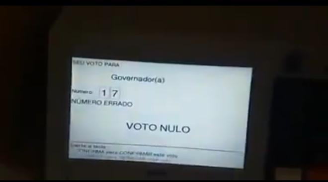 Pelo menos três eleitores são flagrados fazendo fotos ou vídeos da urna no país; um foi em SC