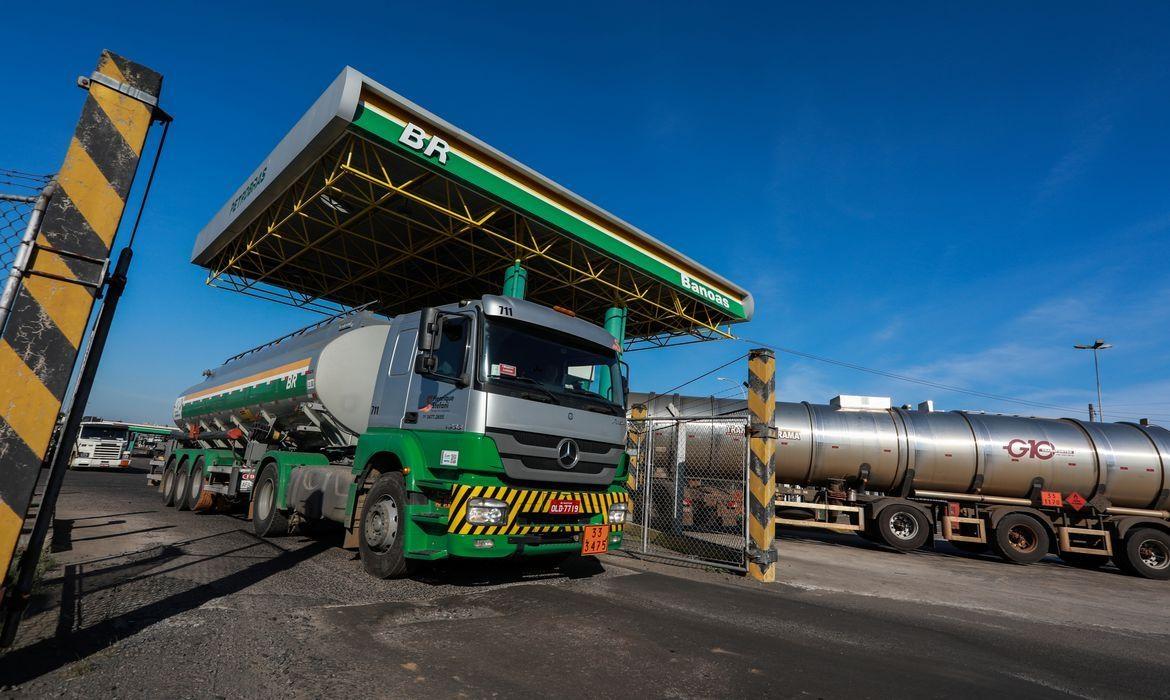 Petrobras anuncia novo aumento da gasolina e do diesel nas refinarias 