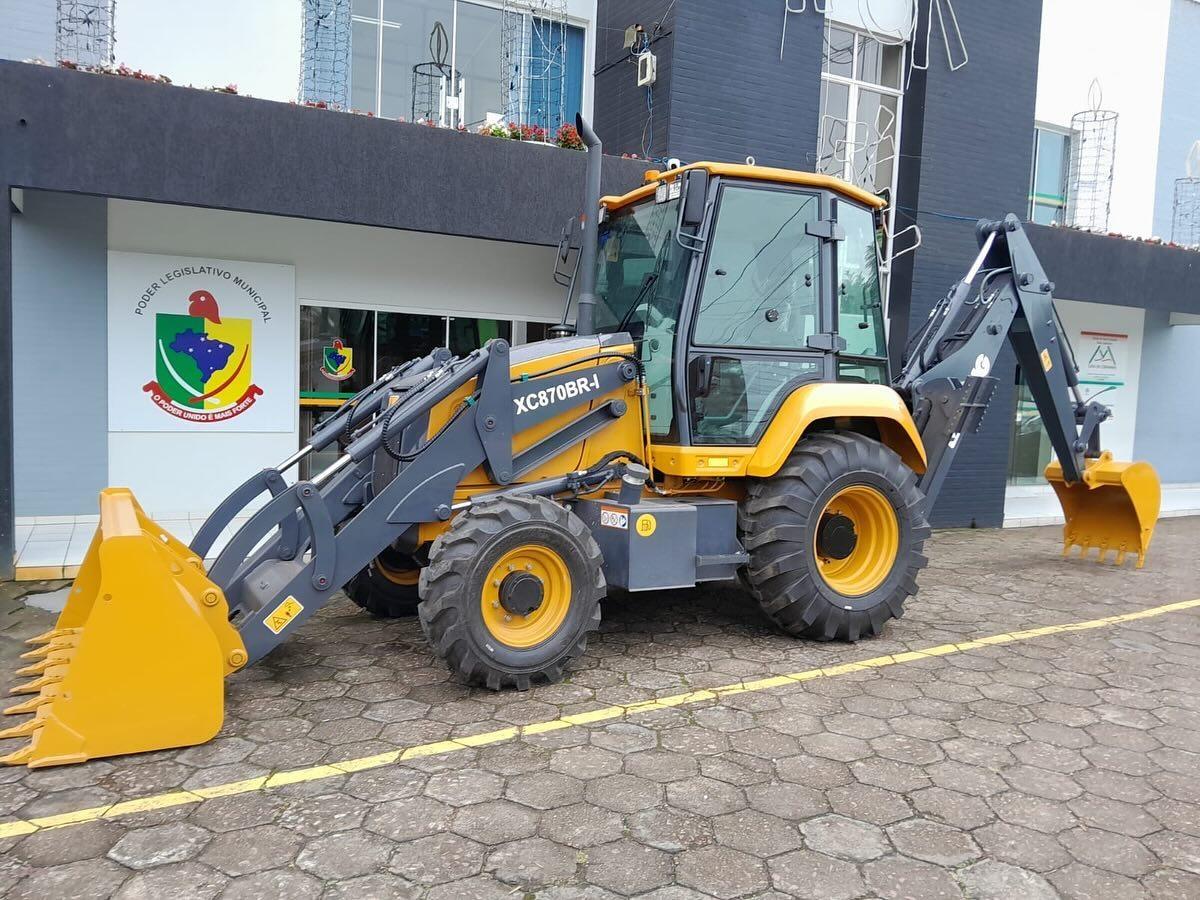 Administração de Petrolândia reforça frota com nova retroescavadeira