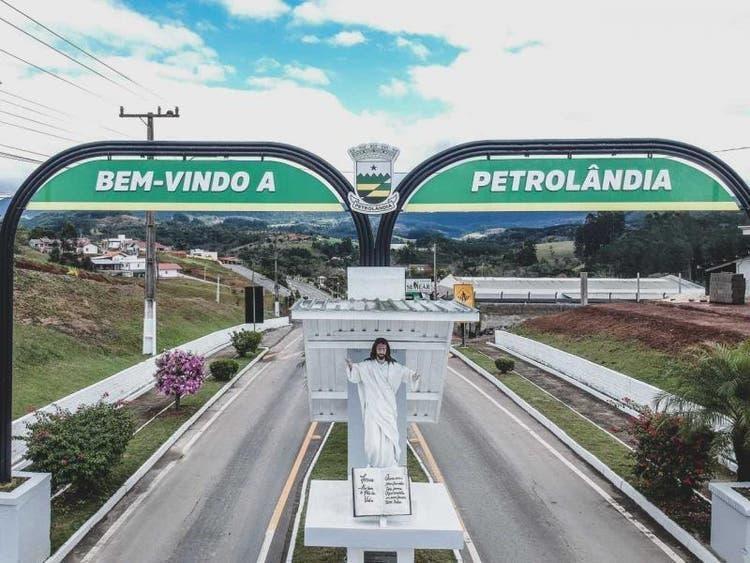 Petrolândia sofre com falta de chuvas e administração municipal auxilia com a distribuição de água