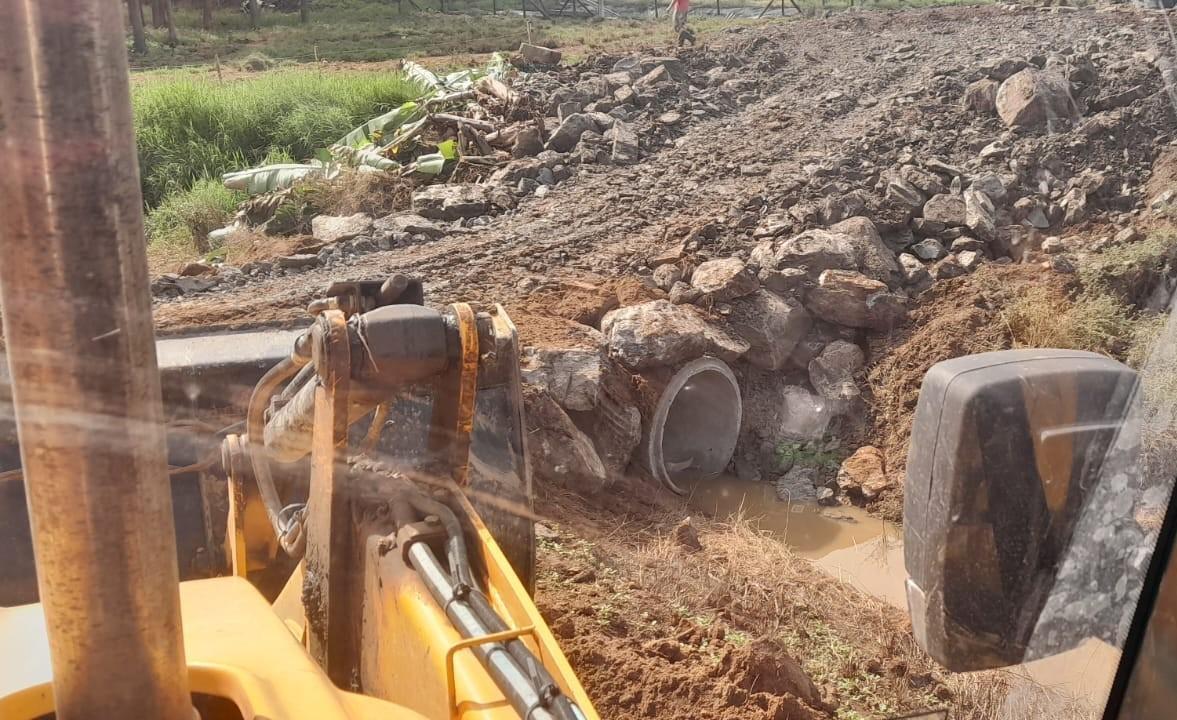 Petrolândia suspende programa com retroescavadeiras para priorizar limpeza de bueiros