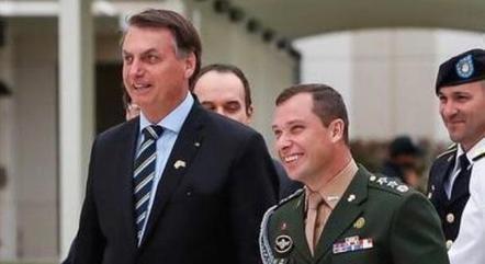 PF faz buscas na casa de Bolsonaro e prende ex-ajudante Mauro Cid