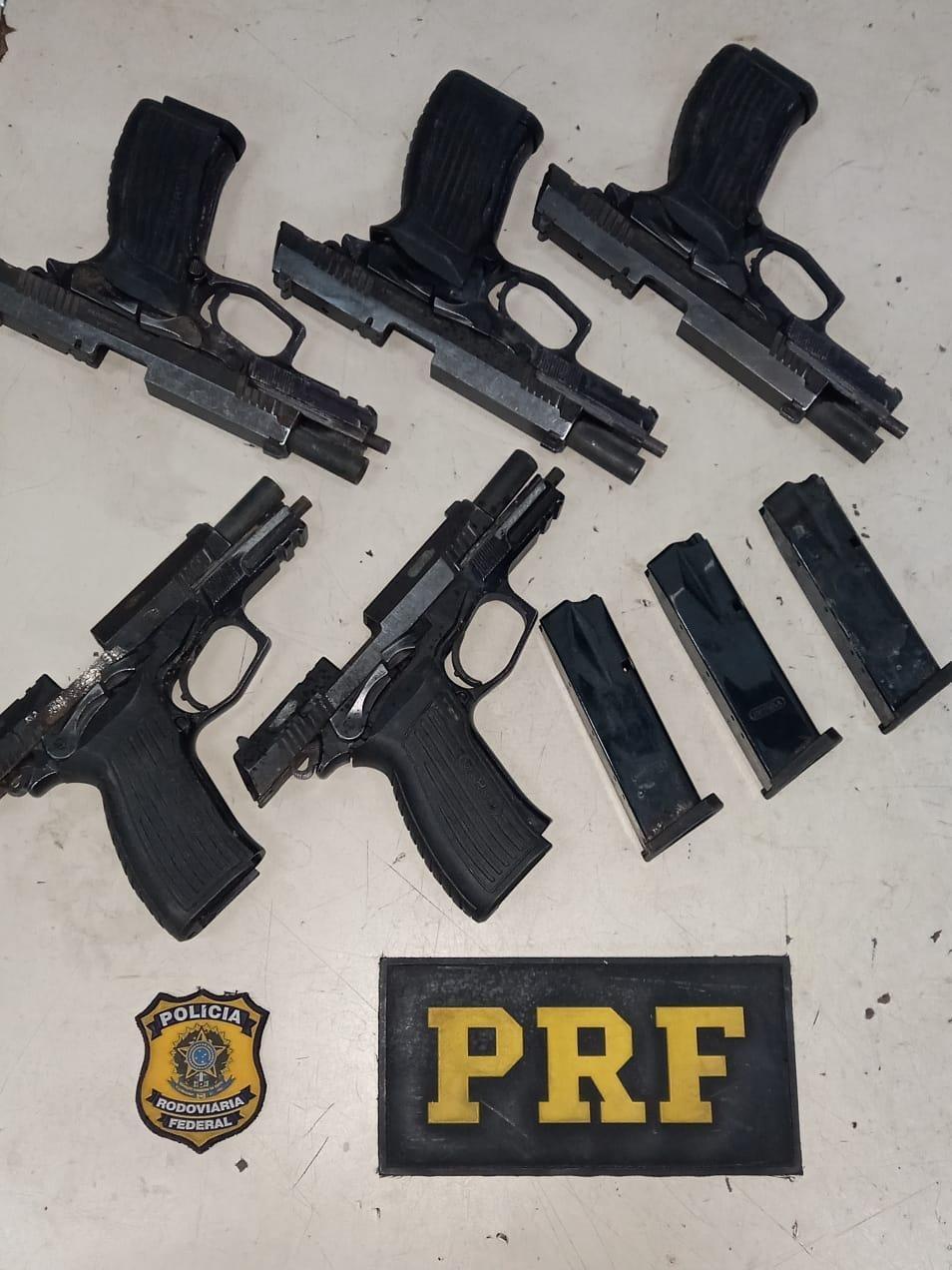 Pistolas e carregadores são localizados em tanque de combustível de automóvel na BR-470
